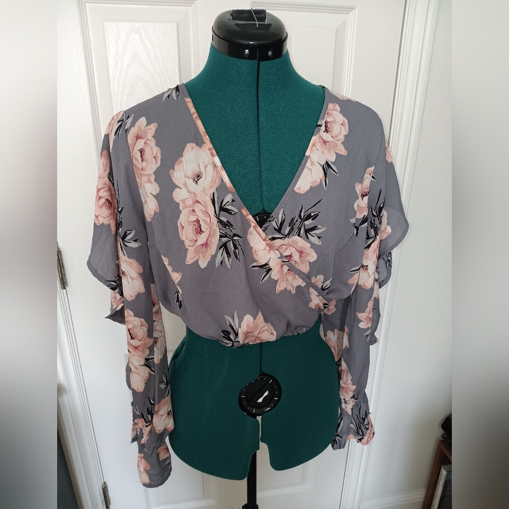 Vintage Y2K Charlotte Russe Floral Cropped Going Out Top With Butterfly Sleeve